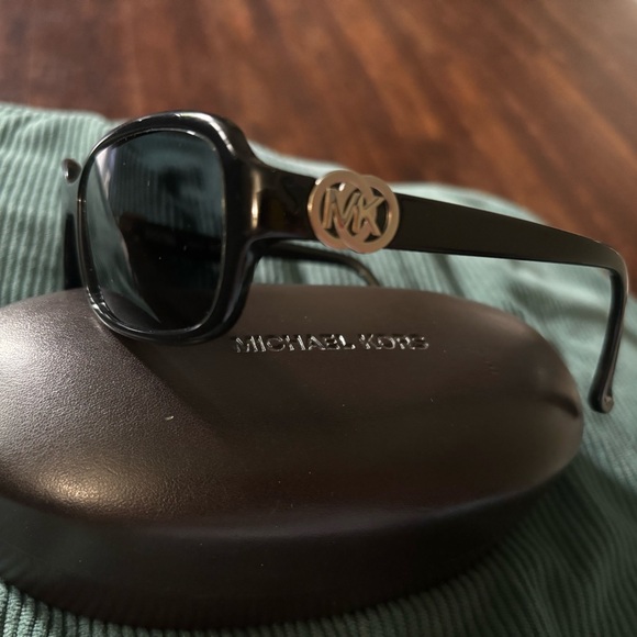 LIKE NEW MICHAEL KORS SUNGLASSES - Picture 5 of 5